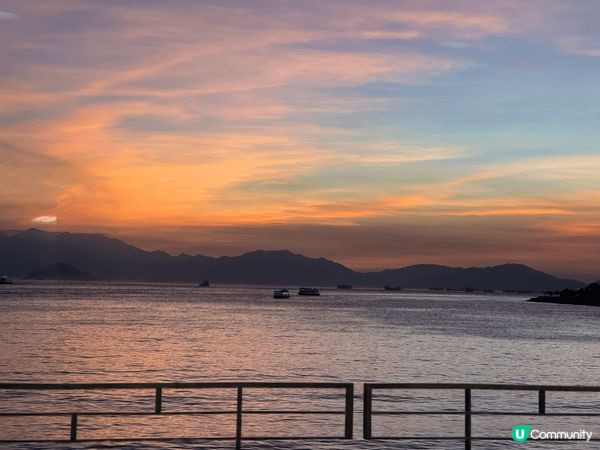 香港日落照好靚，色彩柔和，夕陽映照海面，令人心靜。喺海港城打...