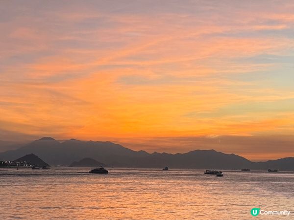 香港日落照好靚，色彩柔和，夕陽映照海面，令人心靜。喺海港城打...