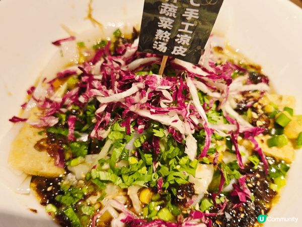 陝西小吃老碗會，點了肉夾饃，寬帶麵凉麵，灰灰菜，烤羊肉串，烤...