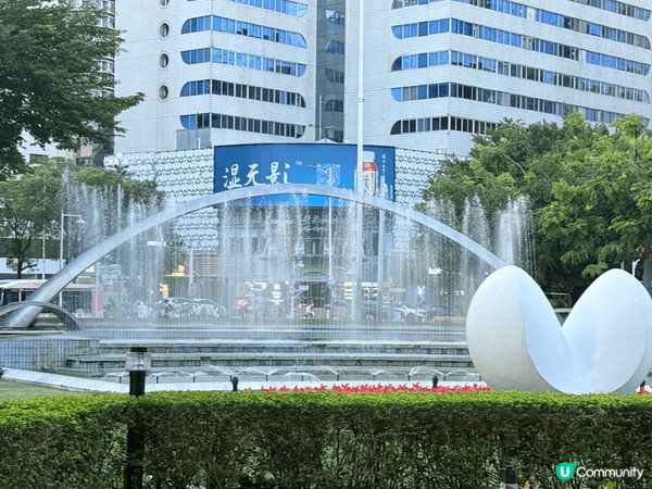 以上三張照片是深圳皇冠假日酒店的室內大堂和室外風景，很適合打...