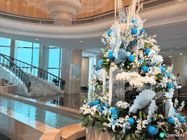 以上三張照片是深圳皇冠假日酒店的室內大堂和室外風景，很適合打...