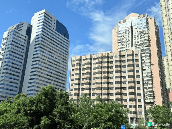 以上三張照片是深圳皇冠假日酒店的室內大堂和室外風景，很適合打...