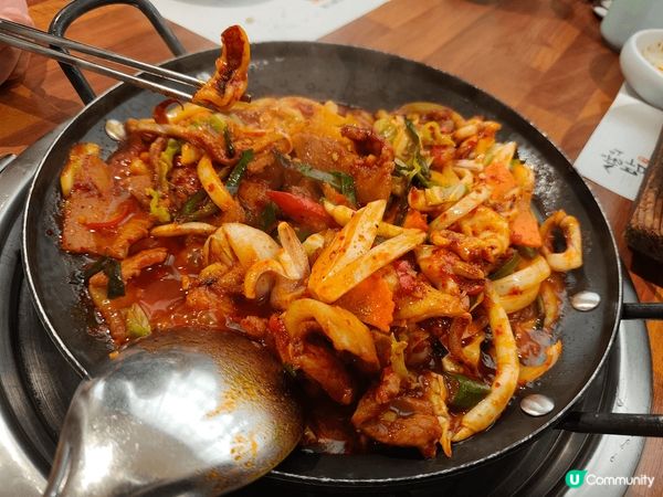 牛肉石鍋拌飯$130夠晒「鑊氣」，底層鍋巴脆卜卜，牛肉粒嫩同...