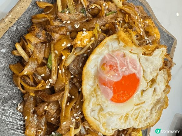 天樂里新開既金飯館，試左佢地兩個招牌菜式：咖喱吉列豬扒飯、古...
