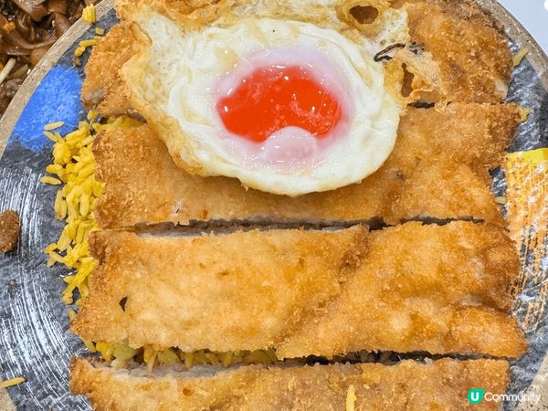 天樂里新開既金飯館，試左佢地兩個招牌菜式：咖喱吉列豬扒飯、古...