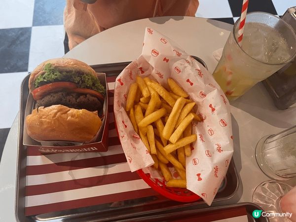 Yau’s Vegan是一間素食美式快餐，有impossib...