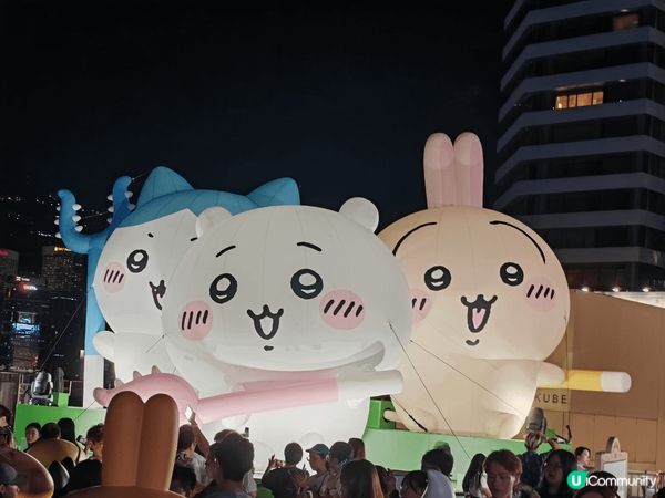 這是尖沙咀維港邊的chiikawa打卡點超治癒！三隻色彩繽紛...