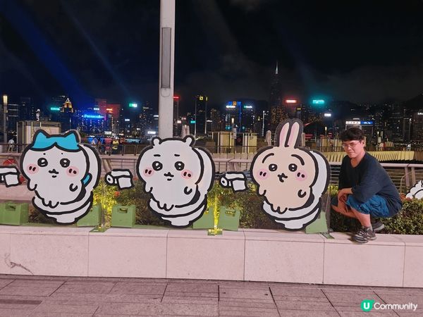 這是尖沙咀維港邊的chiikawa打卡點超治癒！三隻色彩繽紛...