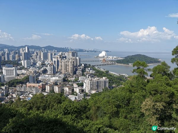 珠海景山公園纜車俯瞰香爐灣沙灘、城市高樓與海岸線，視野開闊，...