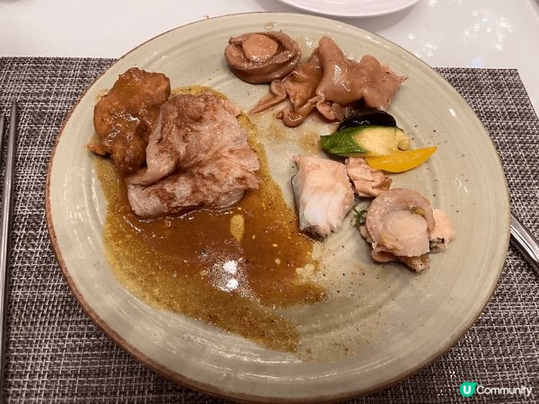 香港萬麗海景酒店萬麗咖啡室推出自助餐,食物豐富,可以任食蟹腳...