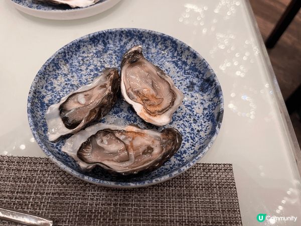 香港萬麗海景酒店萬麗咖啡室推出自助餐,食物豐富,可以任食蟹腳...