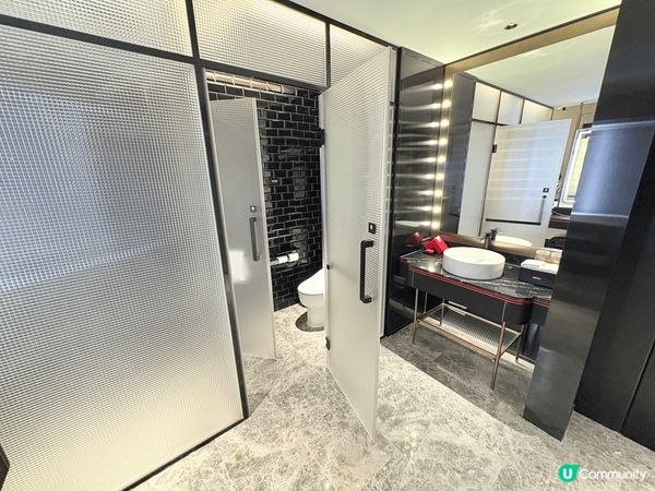 珠海拱北口岸麗芮酒店靠近拱北口岸，酒店設計有特色，用黑、白、...