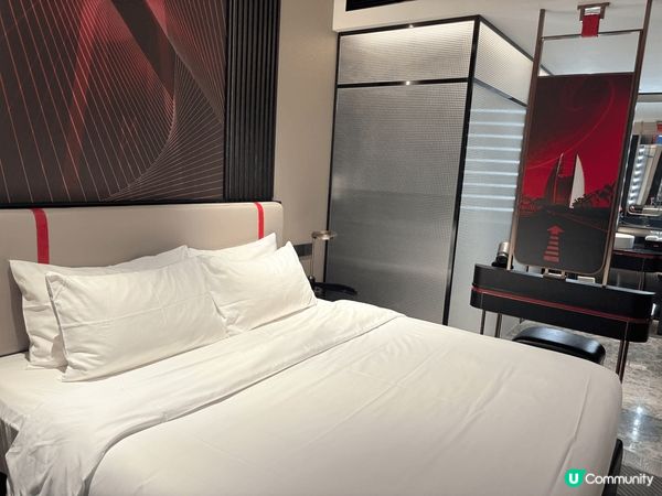 珠海拱北口岸麗芮酒店靠近拱北口岸，酒店設計有特色，用黑、白、...