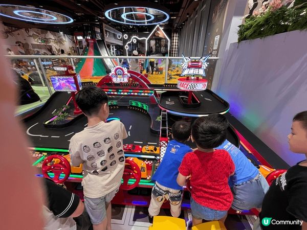 位於深圳嘅益田假日廣場高層遊樂場，一個價錢，可以俾小朋友玩足...