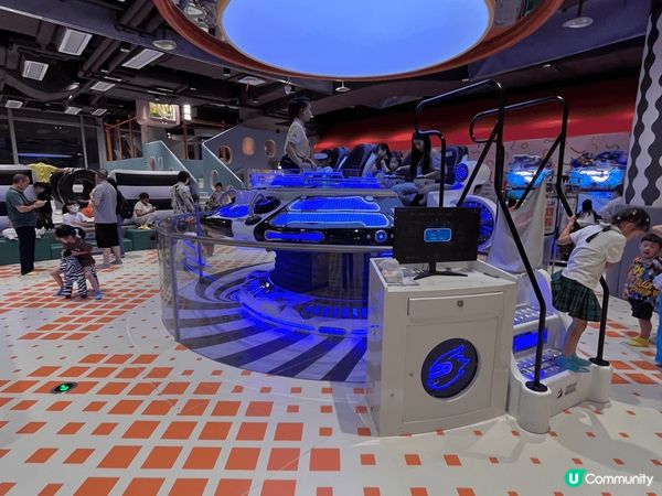 位於深圳嘅益田假日廣場高層遊樂場，一個價錢，可以俾小朋友玩足...