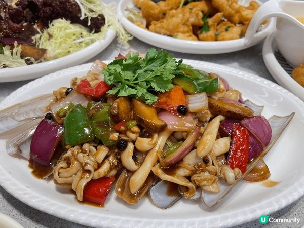 豉椒炒蟶子，蟶子夠新鮮火喉足夠好惹味；粟米魚塊正常但唔夠粟米...