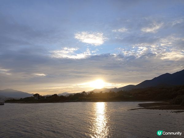 看着夕陽斜照着大埔龍尾灘，在嘉道理亭外一對戀人在談心。還有一...