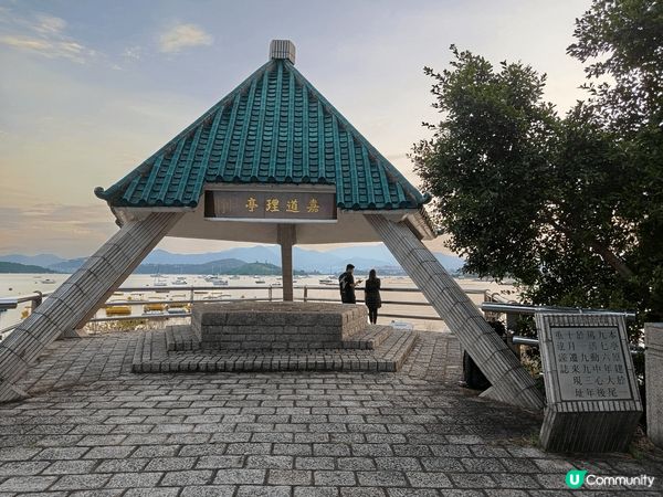 看着夕陽斜照着大埔龍尾灘，在嘉道理亭外一對戀人在談心。還有一...