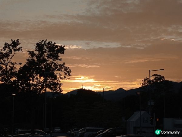 看着夕陽斜照着大埔龍尾灘，在嘉道理亭外一對戀人在談心。還有一...