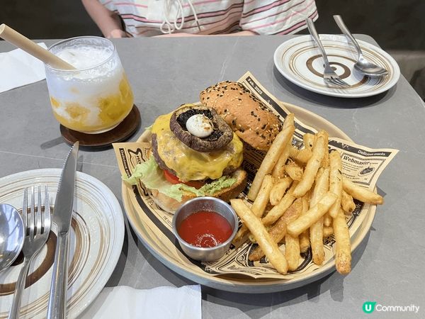 位於香港銅鑼灣的一間樓上餐廳，可以欣賞維港夜景，及享用美食