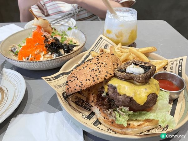 位於香港銅鑼灣的一間樓上餐廳，可以欣賞維港夜景，及享用美食