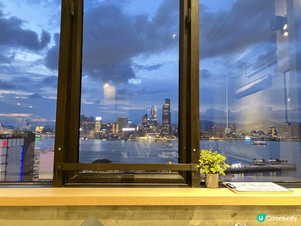 位於香港銅鑼灣的一間樓上餐廳，可以欣賞維港夜景，及享用美食