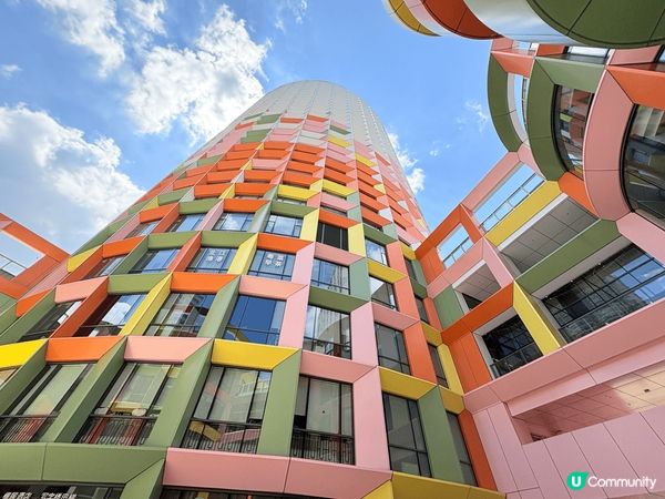 深圳有踩單車經過一棟「彩虹大樓」，忍不住停下來打卡，這橦婦兒...