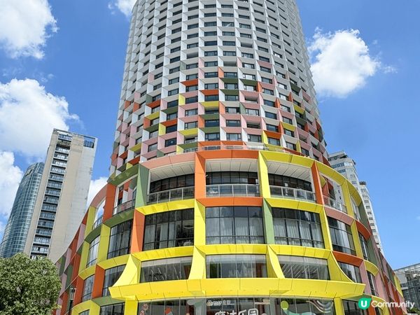 深圳有踩單車經過一棟「彩虹大樓」，忍不住停下來打卡，這橦婦兒...