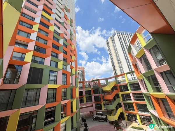 深圳有踩單車經過一棟「彩虹大樓」，忍不住停下來打卡，這橦婦兒...