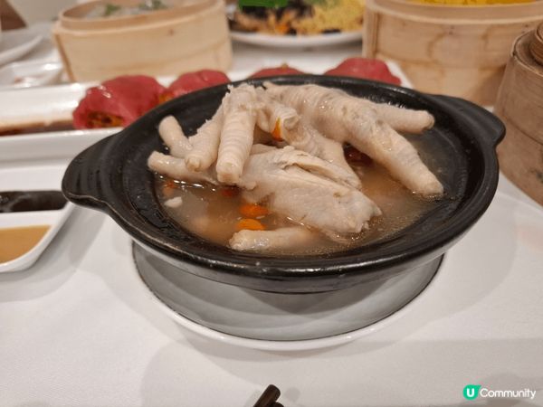 帝都酒店的國穗軒，價錢相宜， 點心食物質素唔差，最欣賞嘅係羅...