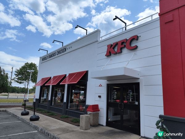 美國KFC同我哋平時食開嘅有啲唔同！🍗 經典炸雞，美國KFC...