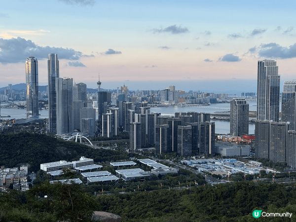 小橫琴山位於珠海橫琴島北側，是一個結合自然生態與城市景觀的登...