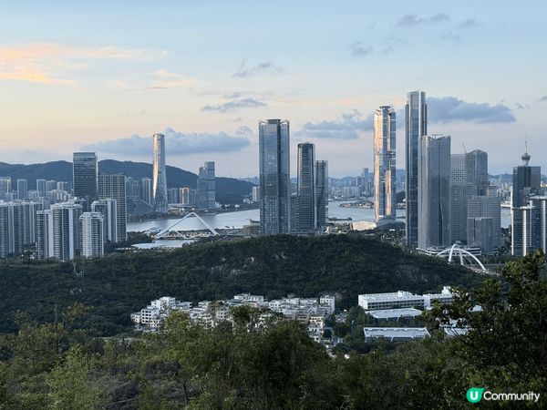 小橫琴山位於珠海橫琴島北側，是一個結合自然生態與城市景觀的登...