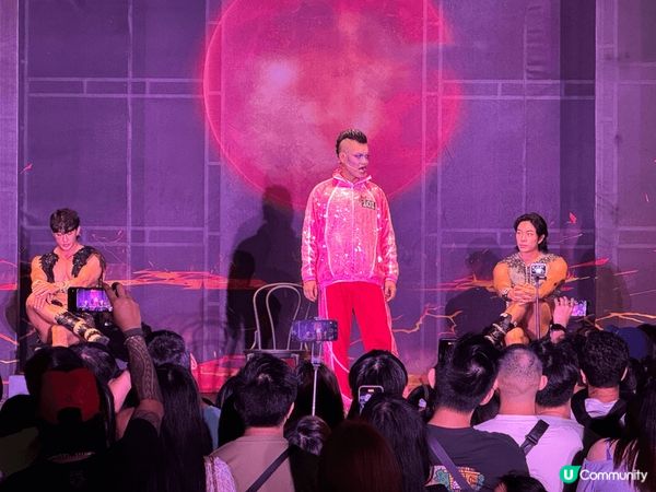 香港海洋公園哈囉喂，有不同表演，不同動物，有海豚、熊貓、企鵝...