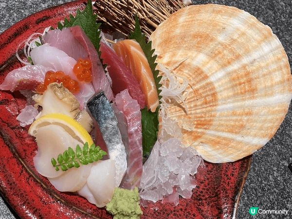 這款“十點魚鮮刺身定食‘’，新鮮好味，加上擺相精美，用碎冰承...