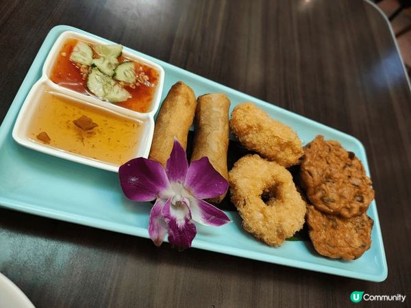 酒店自助餐甜品角落，各式各樣色彩繽紛的蛋糕甜品準備就緒。