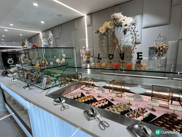 酒店自助餐甜品角落，各式各樣色彩繽紛的蛋糕甜品準備就緒。