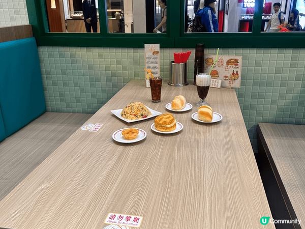 昨日經過APM發覺有這個大型佈置，做出典型嘅香港茶餐廳格局，...