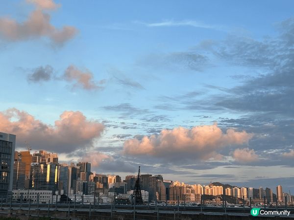 攝於啟德海旁的一角，滿佈高樓大廈，盡展香港特色，在蔚藍天空日...