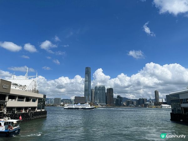 好美的中環碼頭⛵️附近，好好的天氣🥰再有美美的藍海😍😍舒服又...