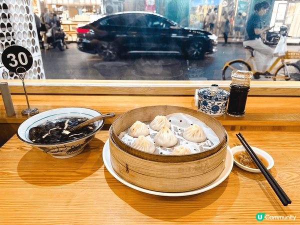 上海一定要食呢個佳乐湯包，除咗蟹粉小籠包之外，其他嘅嘢食唔算...