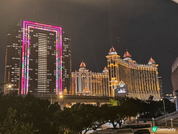 一張係東岸板道影的，有時候海岸邊都係多蚊蟲的，所以極需要一枝...
