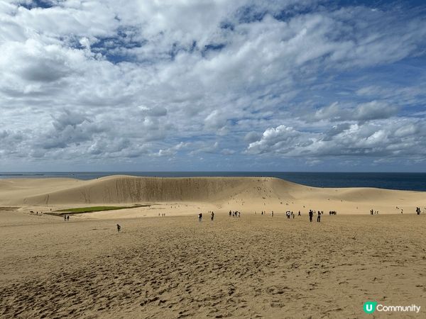 日本鳥取砂丘，喺日本最大規模嘅沙丘。砂丘入邊就係大海，吹住海...