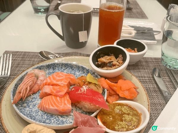 香港萬麗海景酒店萬麗咖啡室推出自助餐,食物豐富,可以任食蟹腳...