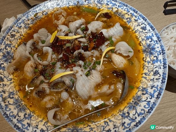 我介紹呢間專門食酸菜魚嘅店舖，佢位於馬鞍山新港城嘅「小娘酸菜...