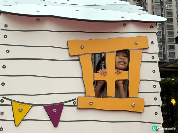 我和侄女拍攝於荃灣廣場外的廣場公園,那邊很多小朋友喜歡的遊戲...