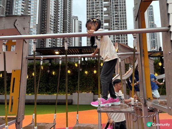 我和侄女拍攝於荃灣廣場外的廣場公園,那邊很多小朋友喜歡的遊戲...