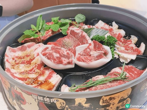 貓罐頭烤肉，拼盤有多款肉類，貓抓布丁，貓草檸茶，既好味亦可打...