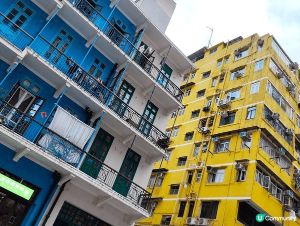 灣仔藍屋，附近有其他顏色的大廈，藍屋有很多香港的歷史古物展出...