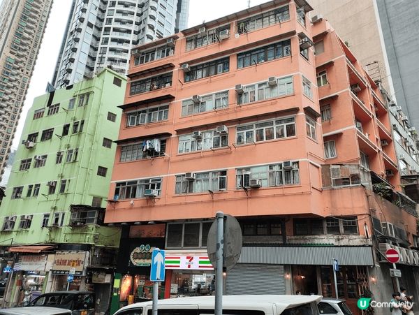 灣仔藍屋，附近有其他顏色的大廈，藍屋有很多香港的歷史古物展出...